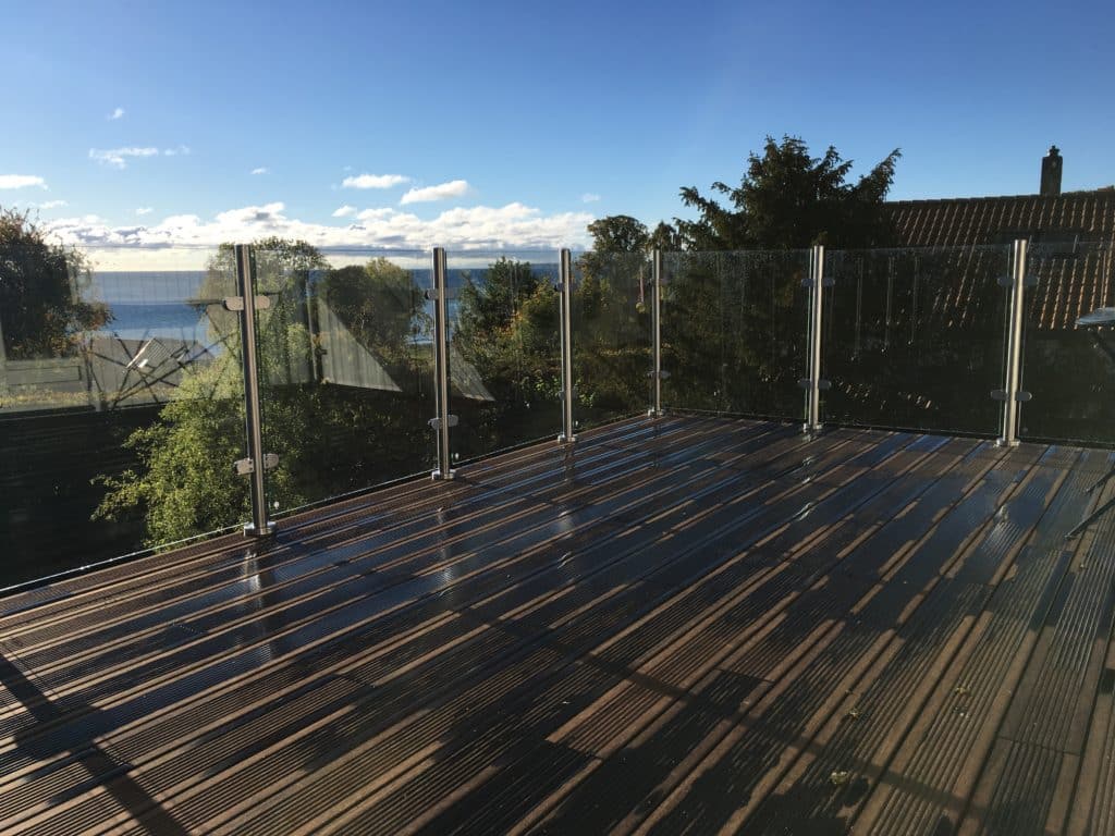 Denne løsning på en stor, flot terrasse med udsigt over havet er vores standard-balustre 1 meter høje med hærdede, laminerede glas og uden håndliste.