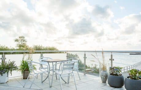 Rustfrit_gelænder Rustfrit gelænder med både klare glas og matterede glas.