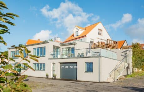 Rustfrit_gelænder Rustfrit gelænder med både klare glas og matterede glas.